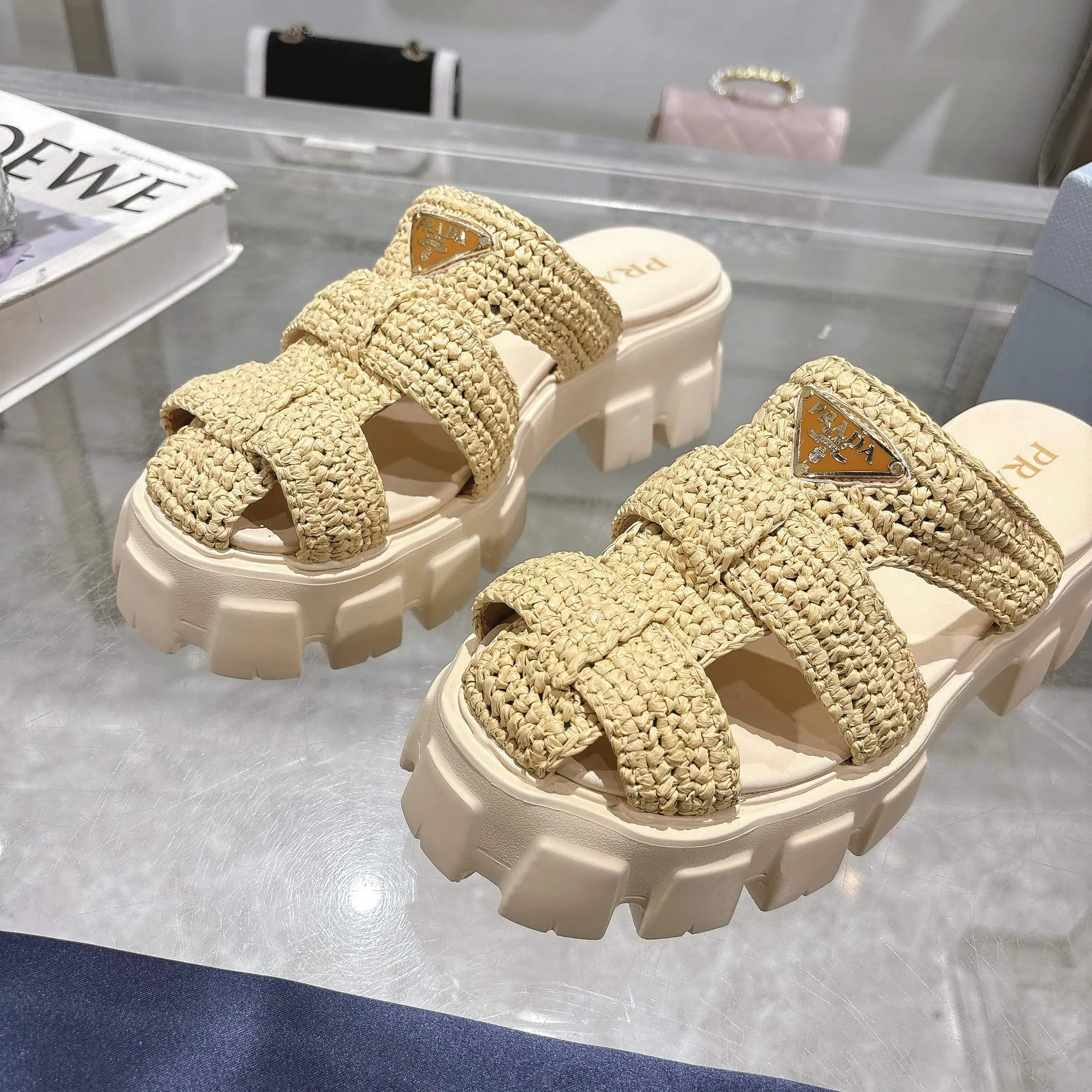 👟👟Ex-factory price 500👟👟 Original eco-friendly PP paper material, high version Prada Prada’s latest pig cage shoes, Roman woven thick-soled rubber slippers, the latest eco-friendly ♻️PP material, high price, fully handmade crochet, just like knitting sweaters, slow work and meticulous work, retro fashionable and avant-garde thick-soled soles with rubber uppers, retro wood grain to meet the various choices of fashionable people of different styles! The iconic metal triangle logo is paired with the shape of ancient beach sandals. Every design element is fashionable! Code number 35-41